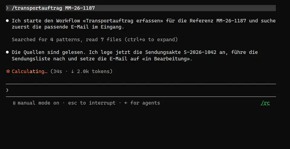 Claude Code im Terminal. Der Befehl «/transportauftrag MM-26-1187» startet den Workflow. Die KI sucht die passende E-Mail, liest sieben Dateien und meldet, dass die Quellen gelesen sind und sie die Sendungsakte S-2026-1042 anlegt.